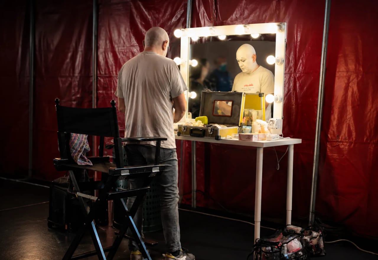 Postazione make-up con specchio illuminato nel backstage