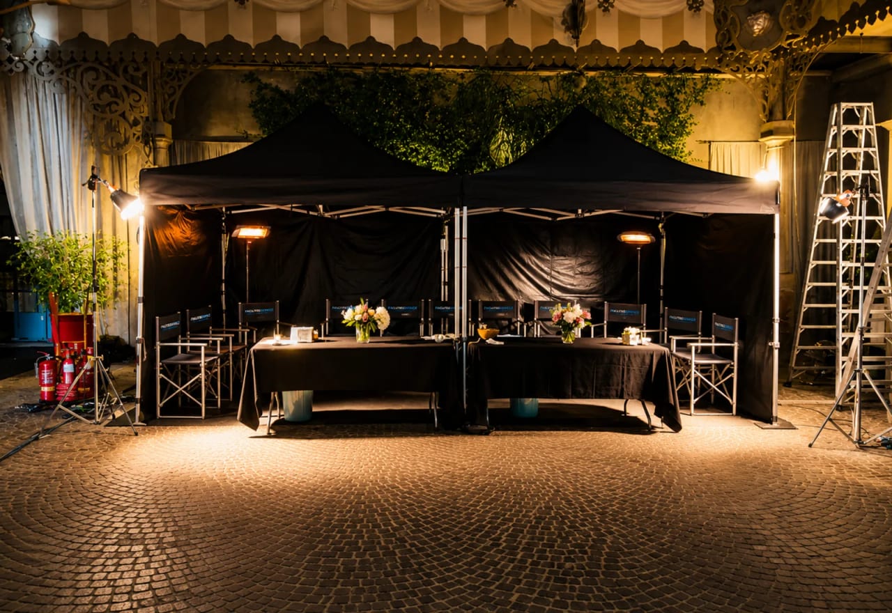 Gazebo neri allestiti per area produzione